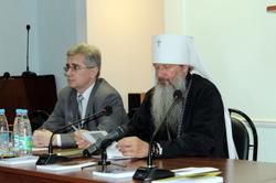 В президиуме конференции - (слева направо) директор Кировского областного краеведческого музея, доктор исторических наук М.С. Судовиков, митрополит Вятский и Слободской Марк